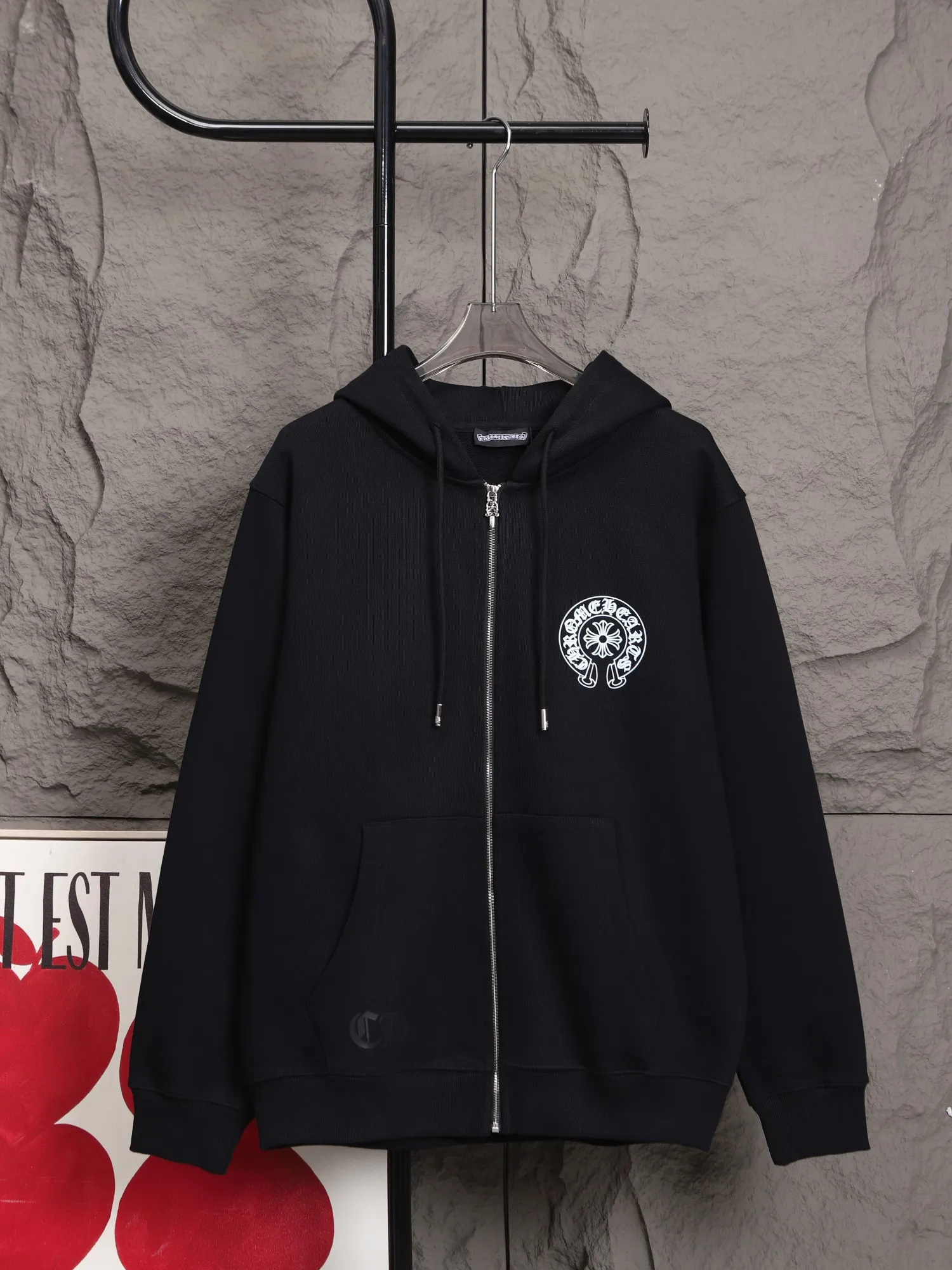 P350 top version new k01 🇺🇸City limited｜ChromeHearts 25 early autumn Chrome Hearts zipper hooded sweatshirt is here Sanskrit letter city cross horseshoe zipper hooded sweatshirt, same style for men and women, a must-have basic versatile sweatshirt jacket for early autumn, easy to solve daily matching problems! Casual fit hooded sweatshirt, the silhouette is casual, smooth, casual and tolerant. 510g, custom-made high-weight pure cotton fabric with clear texture and comfortable upper body. The classic model is a must-have for students. If you like it, come and get the same model!
